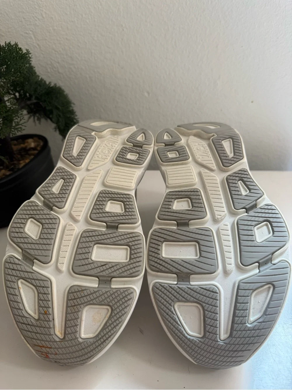Hoka Bondi 9 Women size 10.5 Sneakers in kitty gray with Gray Logo
